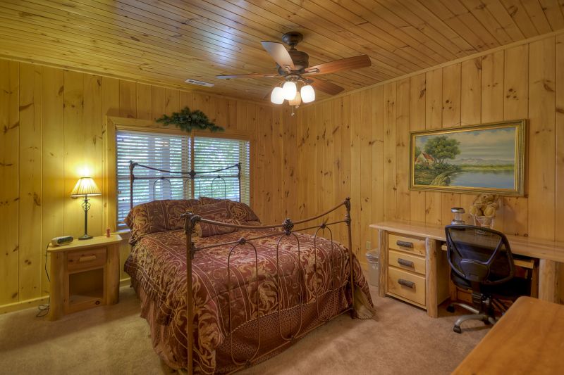 Bear Ridge Hideaway Cabin Rental